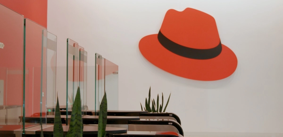 Red Hat lanza Red Hat AI Enterprise para ofrecer una plataforma de IA unificada de la infraestructura a los agentes