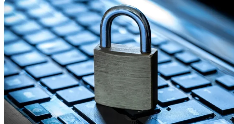 La ciberseguridad entra en una nueva era: la combinación de inteligencia artificial, entornos híbridos y amenazas persistentes exige a las empresas una defensa integral que involucre tanto tecnología como conciencia humana.