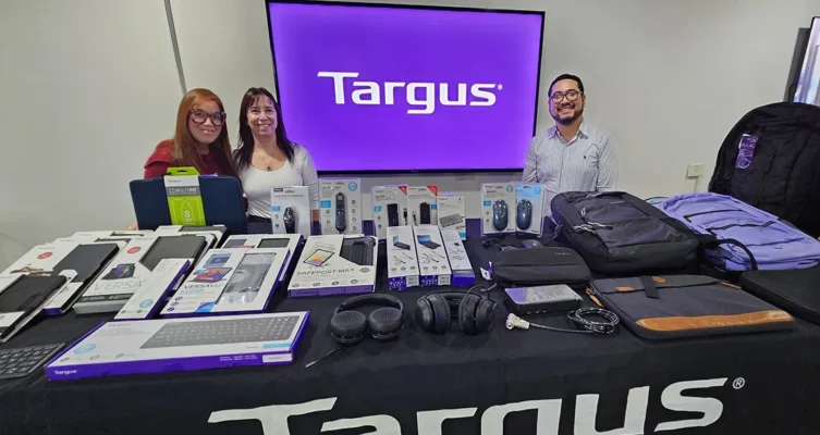 Paola DiGianvito de Targus, junto a Fiorella Mastelli de Solution Box y Alfredo Kanashiro de Targus.