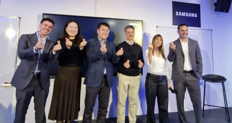 Izq. a Der. Lucas Shin, presidente de Samsung Argentina; Leandro Caló, Pre Sales Mgr; Laura Possidente, Corporate B2B Senior Manager; Augusto Vizzia, B2B Sales Manager - Visual Display - Samsung Argentina.