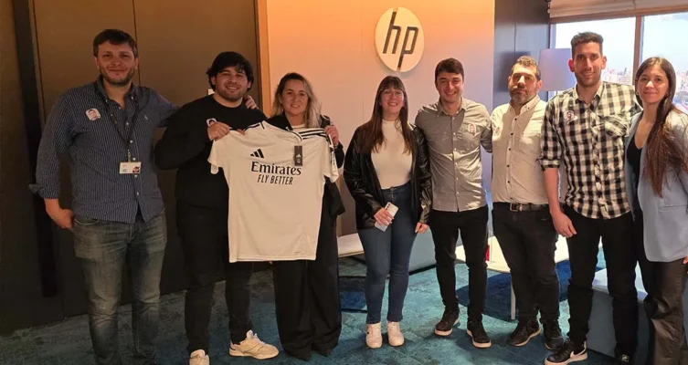 Izq. a Der. Gabriel Renzo, Distribution & Retail Team Leader en HP; Alexis Ramirez, Online Partner Business Manager HP y Yanina Dávila, PBM Cómputo Comercial en HP; junto a Ayelen Tanalla, PM de HP en Ceven; Manuel Mordau, Consumer Team Leader en Grupo Núcleo; Leandro Brizuela, PM de HP en Elit; Daniel Montserrat, PM de HP en Solution Box; y Carla Centorbi, PM de HP en Microglobal.