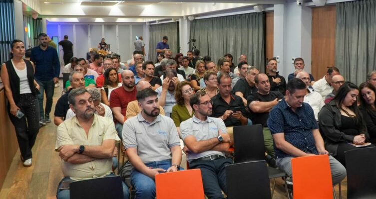 Asistentes en el evento de RETEC.