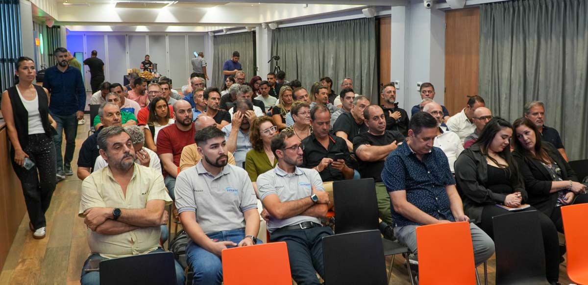 Asistentes en el evento de RETEC.