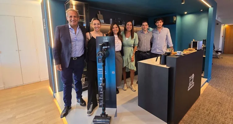 Marcelo Alfie (CEO), Brenda Alfie (Brand Manager), Erika pettersen (Product Manager), Paula Suarez (Gerenta de rrhh), Nicolas Marino (Jefe de porducto) y Juan Bongiovanni (Coordinador de MKT) de Peugeot Smart Living.