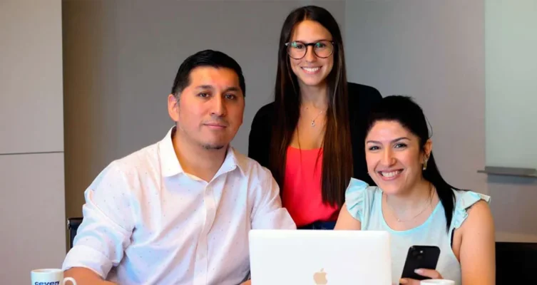 Jennifer Tofel, Product Manager de Apple en Ceven; Ariel Chaile, Ingeniero de Preventa en Ceven; y Tsuinami Rivas, Ejecutiva de Ventas en Ceven. Foto cortesía Canal Ar.
