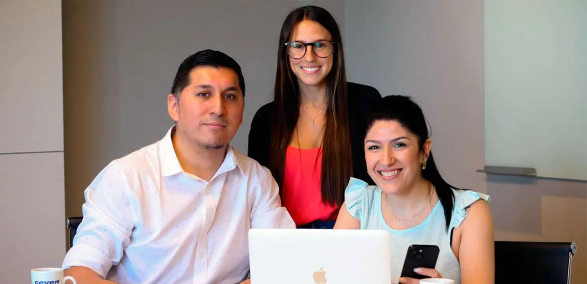 Jennifer Tofel, Product Manager de Apple en Ceven; Ariel Chaile, Ingeniero de Preventa en Ceven; y Tsuinami Rivas, Ejecutiva de Ventas en Ceven. Foto cortesía Canal Ar.