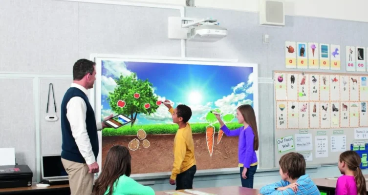 El proyector láser interactivo BrightLink EB-725Wi emerge como una herramienta clave para transformar la experiencia educativa.