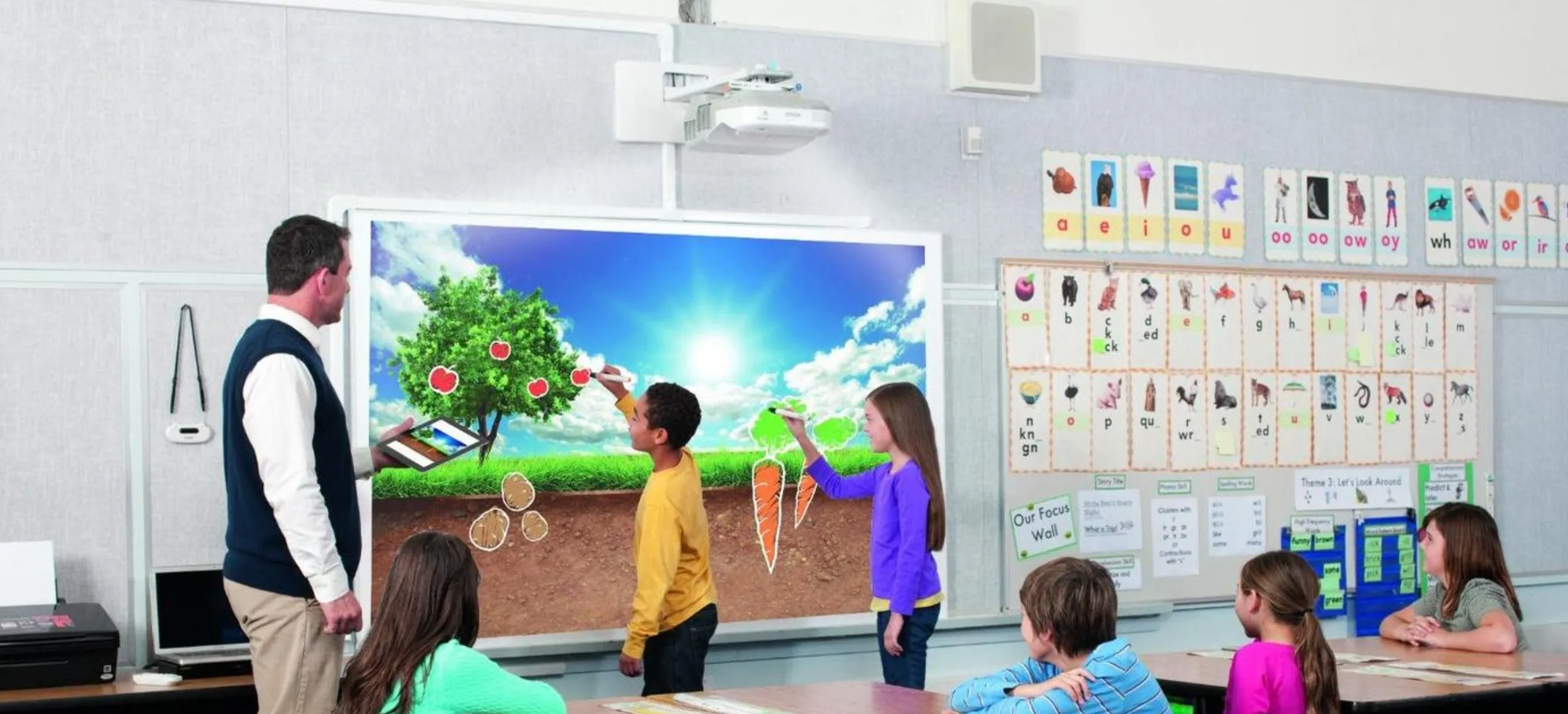 El proyector láser interactivo BrightLink EB-725Wi emerge como una herramienta clave para transformar la experiencia educativa.
