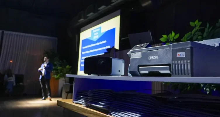 Ejecutivos de Epson junto a mayoristas y resellers en el Epson Sunset Kick Off 2025, donde presentaron estrategias de crecimiento, el programa de fidelización Epson Stars y las expectativas para el mercado tecnológico en el nuevo año.