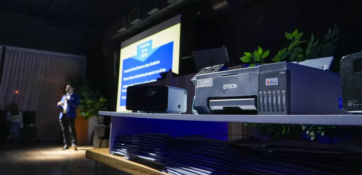 Ejecutivos de Epson junto a mayoristas y resellers en el Epson Sunset Kick Off 2025, donde presentaron estrategias de crecimiento, el programa de fidelización Epson Stars y las expectativas para el mercado tecnológico en el nuevo año.