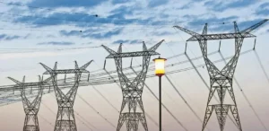 Consejos para un uso más eficiente de la electricidad y la protección de equipos electrónicos ante variaciones de tensión.