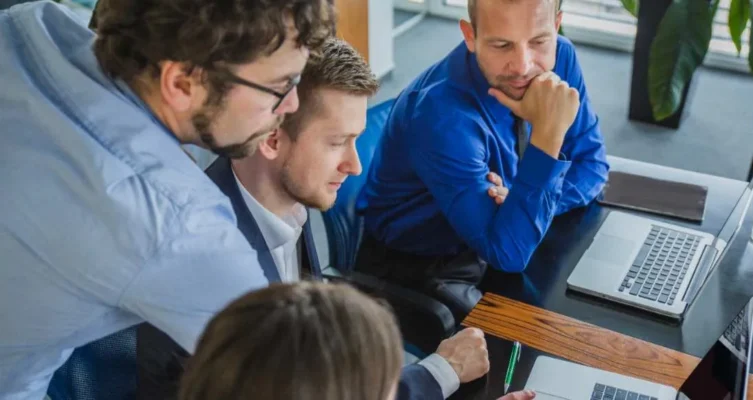 Capacitación continua, pensamiento crítico y toma de decisiones basada en datos son algunas de las habilidades clave que, según Manera, definirán el futuro profesional.