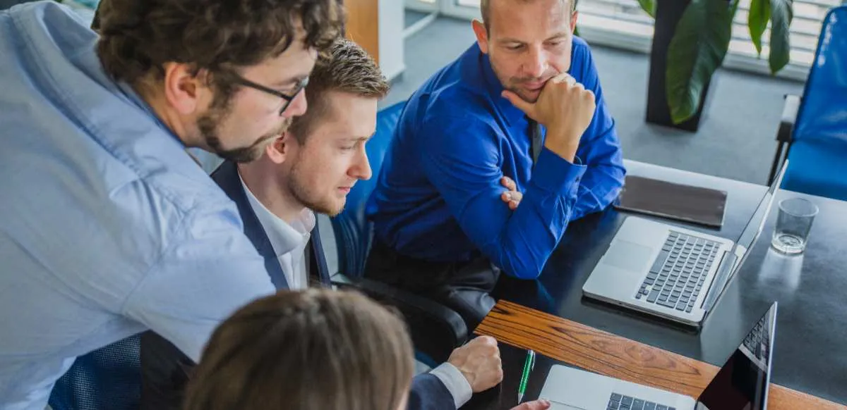 Capacitación continua, pensamiento crítico y toma de decisiones basada en datos son algunas de las habilidades clave que, según Manera, definirán el futuro profesional.