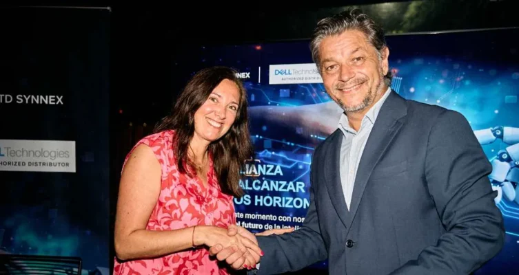Carolina Tornay, de TD SYNNEX, y Darío Pariente, de Dell, celebrando la alianza entre las compañías.