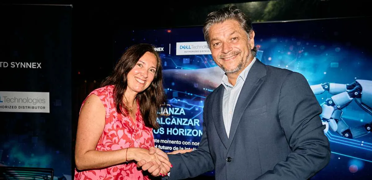 Carolina Tornay, de TD SYNNEX, y Darío Pariente, de Dell, celebrando la alianza entre las compañías.