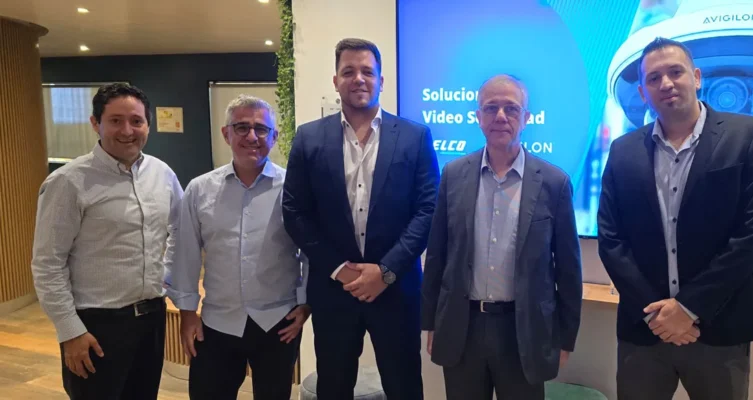De Izq. a Der. Luis Blanco, Rodrigo Martini, José López, Matías Seoane de Motorola Solutions, junto a Emiliano Chisari de Distecna. 