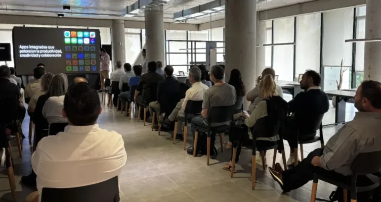 Rodrigo Gómez, ALAC Enterprise Systems Engineer de Apple, explicando las bondades de la propuesta de Apple, dirigida al sector corporativo.