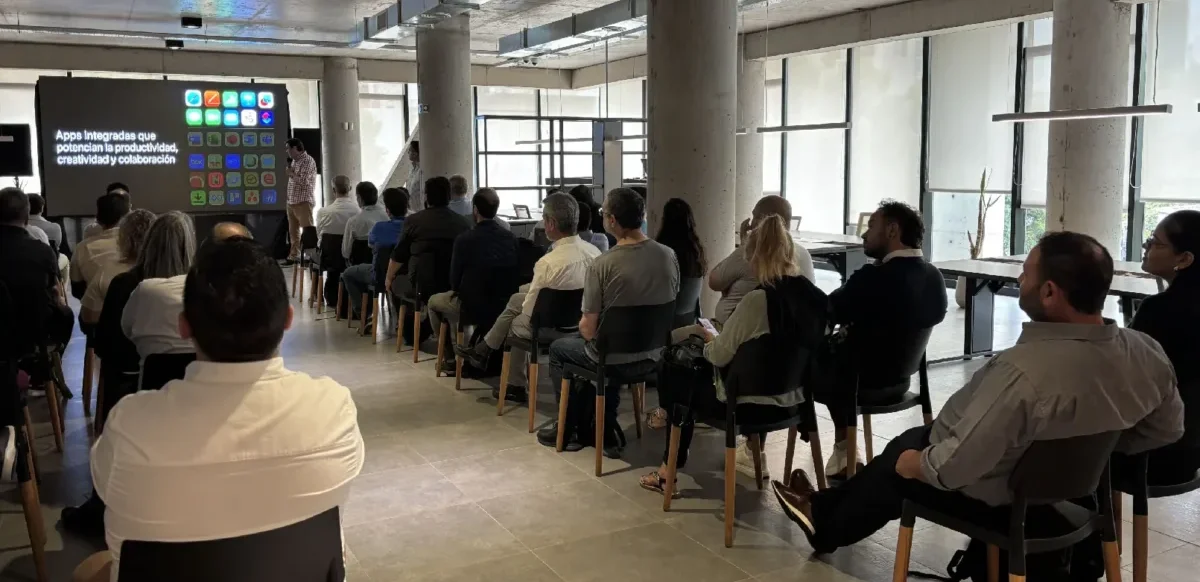 Rodrigo Gómez, ALAC Enterprise Systems Engineer de Apple, explicando las bondades de la propuesta de Apple, dirigida al sector corporativo. 