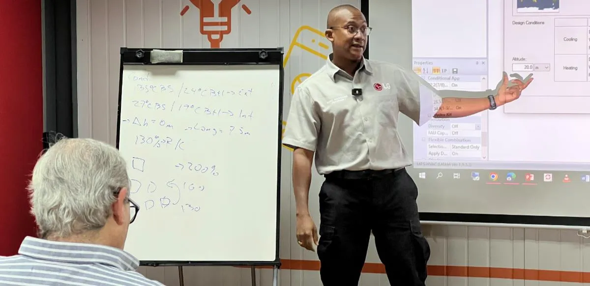 Luis Valdés, de LG, durante la capacitación sobre "Lógica de control básica y selección de sistemas Multi V5", explicando conceptos clave para el óptimo rendimiento de los equipos.
