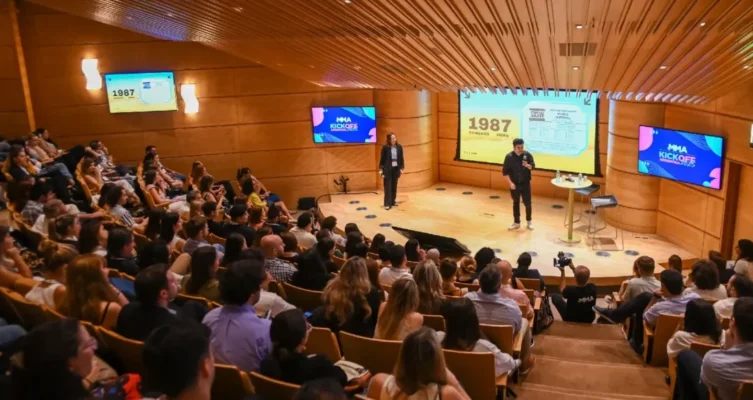 Líderes del marketing se dieron cita en el Auditorio Jacarandá de la Torre YPF para el MMA Kick Off 2025, donde reflexionaron sobre el valor de las experiencias humanas en un contexto de avances tecnológicos como la inteligencia artificial.