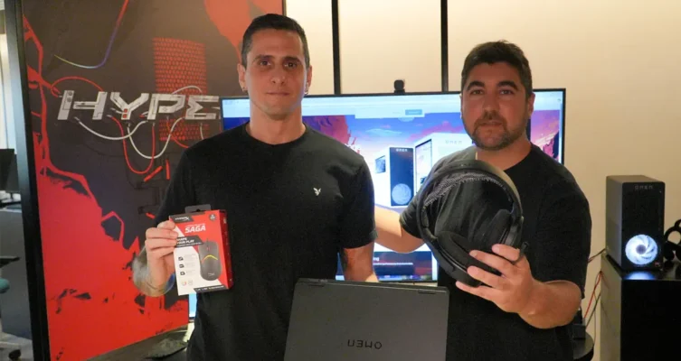 Entre los productos destacados se encuentran el micrófono HyperX QuadCast 2 S, el mouse Pulsefire Saga, los auriculares inalámbricos HyperX Cloud Jet, y los nuevos equipos de alto rendimiento para gamers, HP OMEN 16 (notebook) y OMEN 16L (desktop).