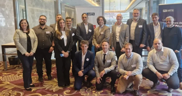 Los equipos de Lenovo y PC Arts reunidos en el evento.