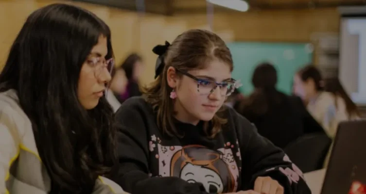 Esta oportunidad brinda herramientas clave para dar los primeros pasos en diseño y desarrollo web, además de introducirlas en el uso de innovadoras herramientas de inteligencia artificial.