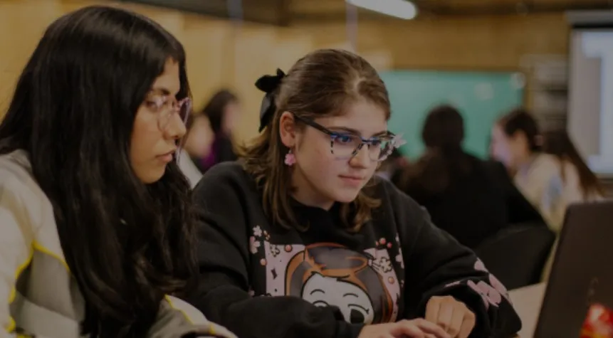 Esta oportunidad brinda herramientas clave para dar los primeros pasos en diseño y desarrollo web, además de introducirlas en el uso de innovadoras herramientas de inteligencia artificial.