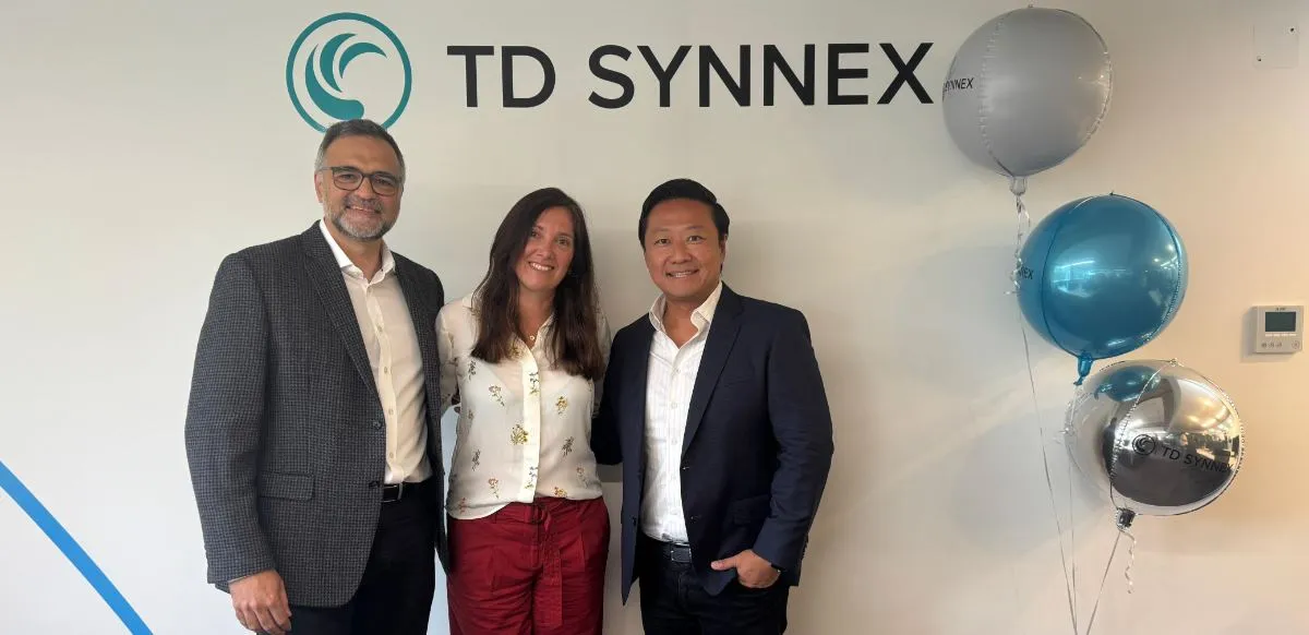 Helio Guimaraes (Vicepresidente y Gerente General MCA), Carolina Tornay (Managing Director Argentina) y Marcos Murata (Vicepresidente de TD Synnex) durante la inauguración de las nuevas oficinas en el Distrito Tecnológico.