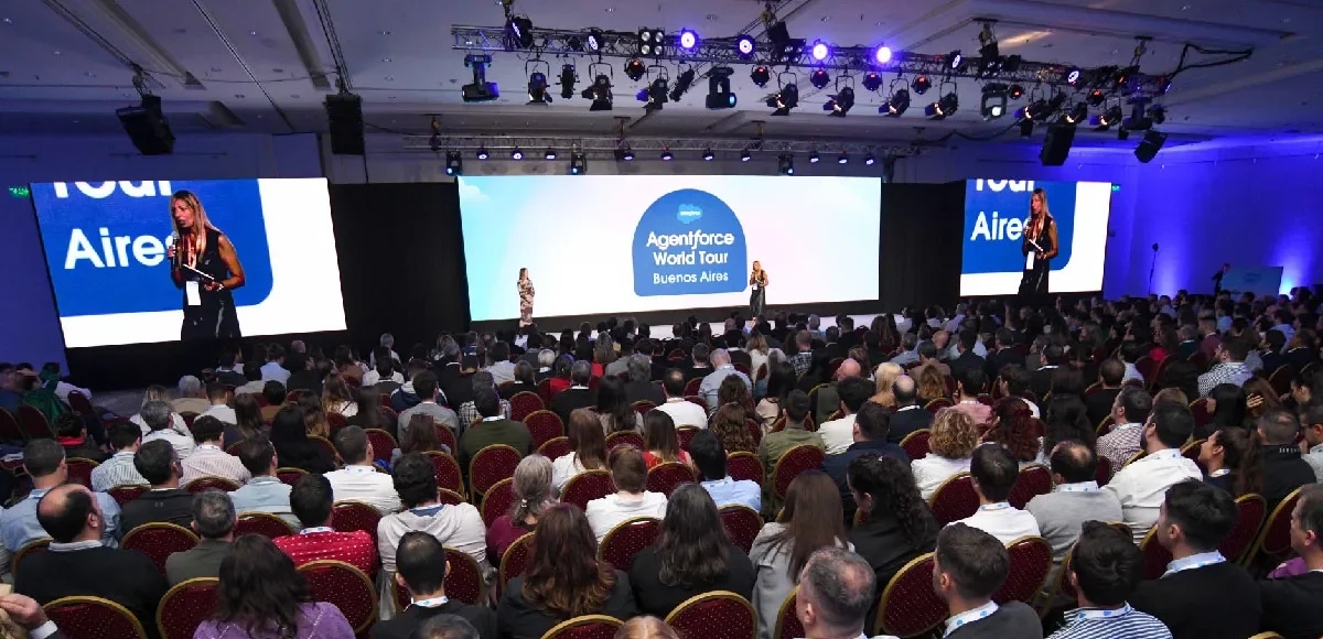 Vista general del Agentforce World Tour Buenos Aires 2025, que reunió a cientos de líderes, empresas y referentes del sector tecnológico.