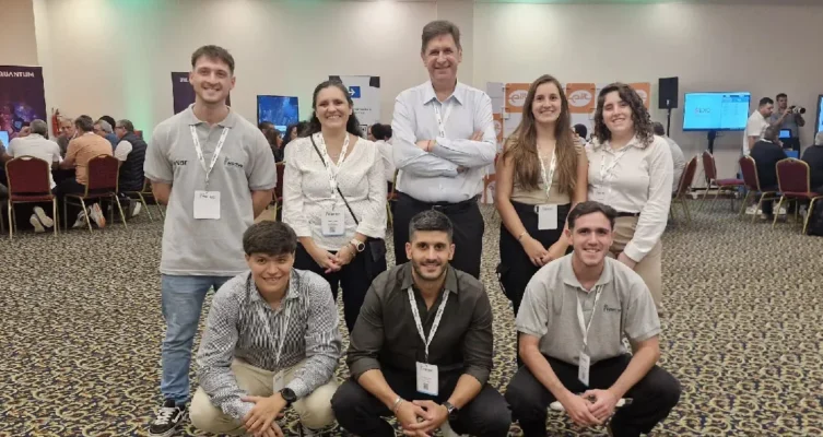 Gustavo Donn, coordinador general del grupo Retec, junto al equipo de Grupo Retec.