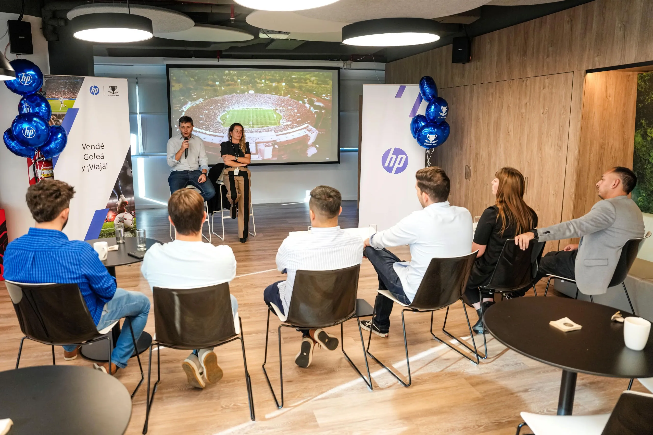 Gabriel Renzo, Channel Sales Manager en HP Argentina, junto a Yanina Dávila, Partner Business Manager (PBM), en el lanzamiento de la Copa HP 2025.