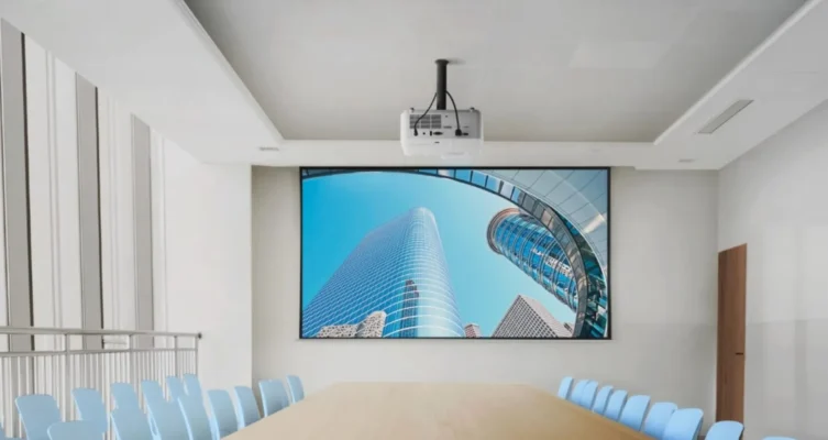 Gracias a su tecnología láser fósforo y un brillo de 5,000 lúmenes ANSI, el LS740HD ofrece imágenes nítidas y vívidas incluso en espacios con abundante luz ambiental.