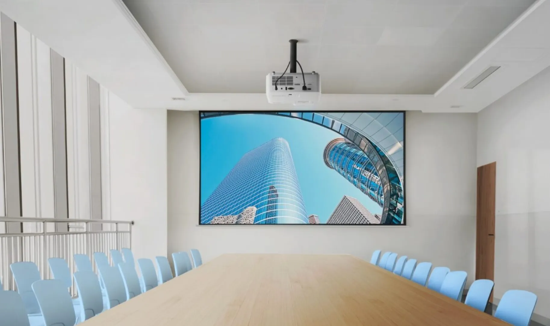 Gracias a su tecnología láser fósforo y un brillo de 5,000 lúmenes ANSI, el LS740HD ofrece imágenes nítidas y vívidas incluso en espacios con abundante luz ambiental.