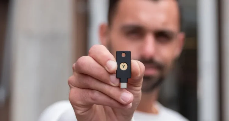 Autenticación segura y sin contraseñas con YubiKey.