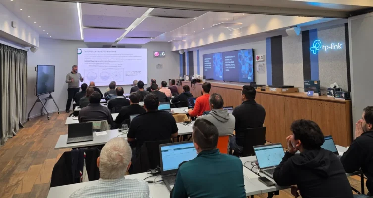 Certificación OCNA (Omada Certified Network Associate) de TP-Link en las oficinas de Distecna en Buenos Aires.