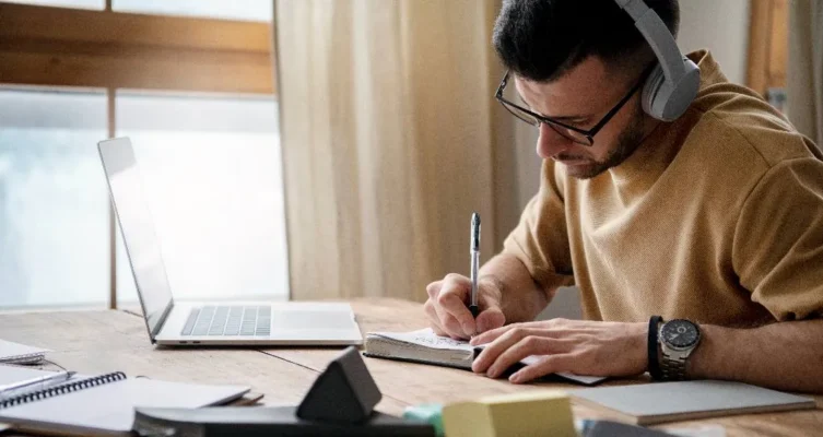 Los cursos ofrecidos por Google a través de Coursera incluyen contenidos prácticos y certificados que avalan las nuevas competencias adquiridas.