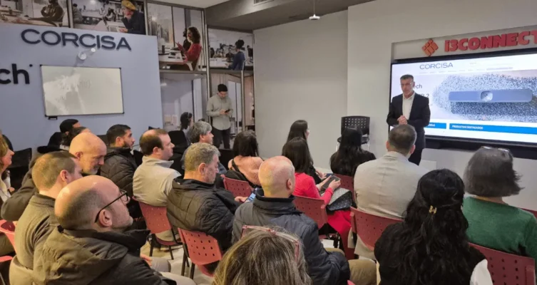 El nuevo showroom de Corcisa permite experimentar soluciones de colaboración de Logitech y pantallas interactivas de i3 Technologies en un entorno real.