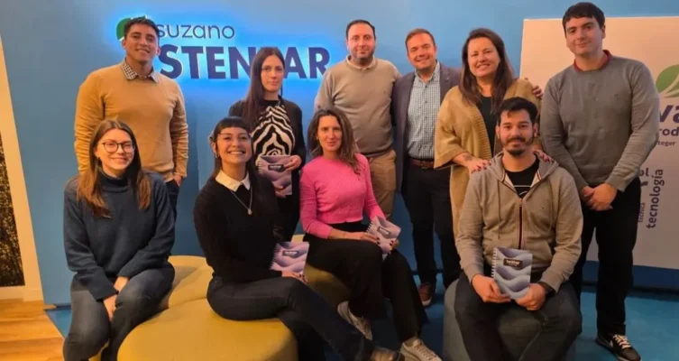 Equipo de Brother y Stenfar en las oficinas del distribuidor mayorista.