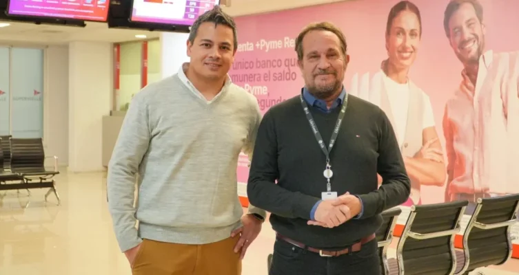 Eric David Morgan – Analista | Equipo de Infraestructura de Canales Presenciales en Banco Supervielle, junto a Fernando Andina, Information Display Sales Manager de LG Argentina.