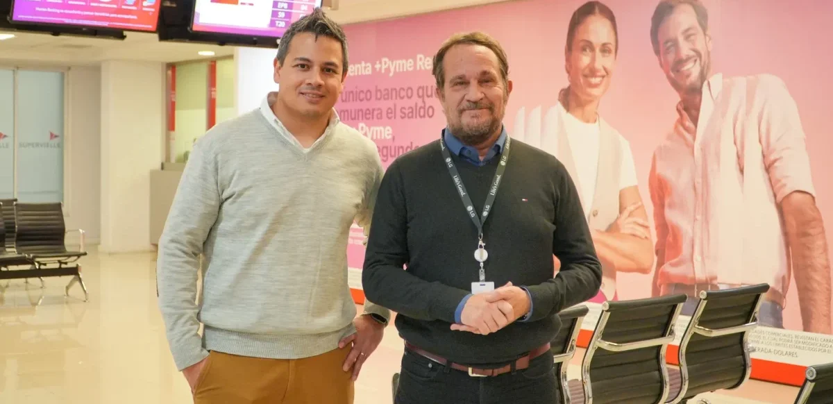 Eric David Morgan – Analista | Equipo de Infraestructura de Canales Presenciales en Banco Supervielle, junto a Fernando Andina, Information Display Sales Manager de LG Argentina.