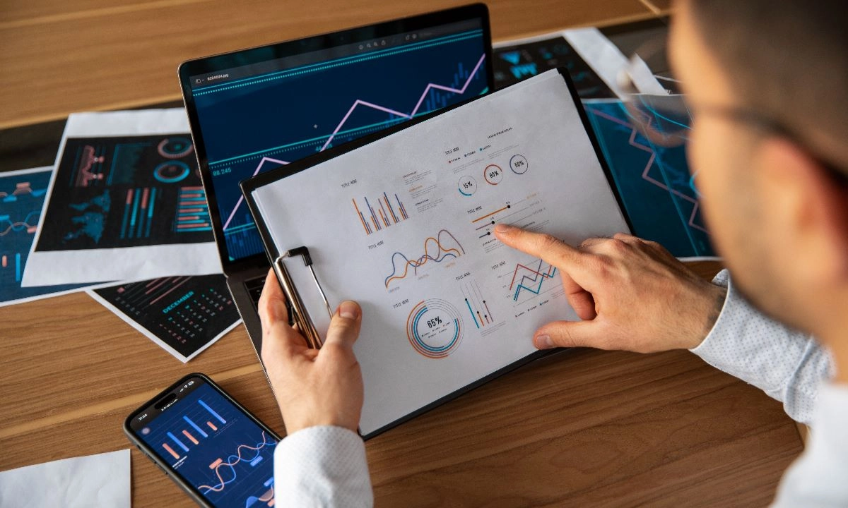 La integración de datos y procesos permite a las empresas responder con mayor rapidez a cambios del mercado y mejorar la eficiencia operativa.