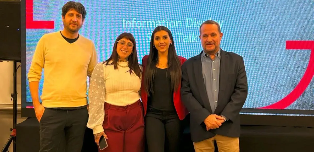 Leonardo Caraci, Belén Parodi y Debora Sabrina Espindola de Distecna, junto a Fernando Andina de LG. 