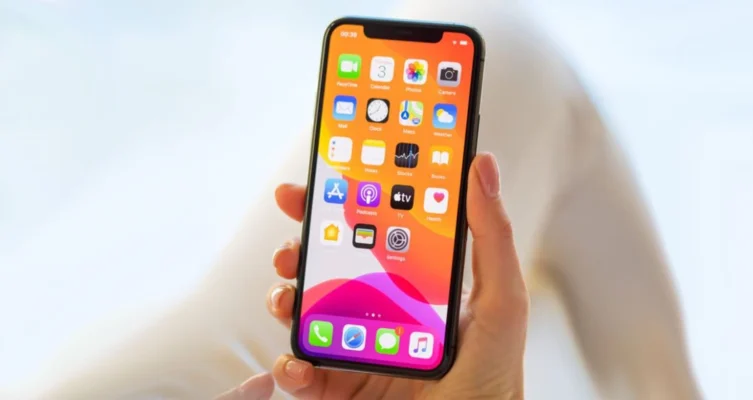 La estrategia de la empresa liderada por Tim Cook apunta a que el nuevo Siri pueda ofrecer servicios más útiles y respuestas más inteligentes,