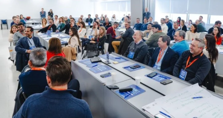 Líderes industriales compartieron experiencias y desafíos en el encuentro “ADN de la Transformación Operacional”, donde la tecnología y la cultura fueron presentadas como ejes de la competitividad en la Industria 4.0.
