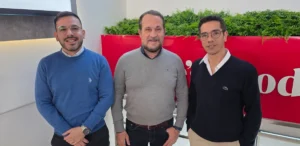 Izq. a Der.: Federico Hasenbalg, Fernando Andina y Emanuel Galarza de LG Argentina.