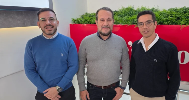 Izq. a Der.: Federico Hasenbalg, Fernando Andina y Emanuel Galarza de LG Argentina.