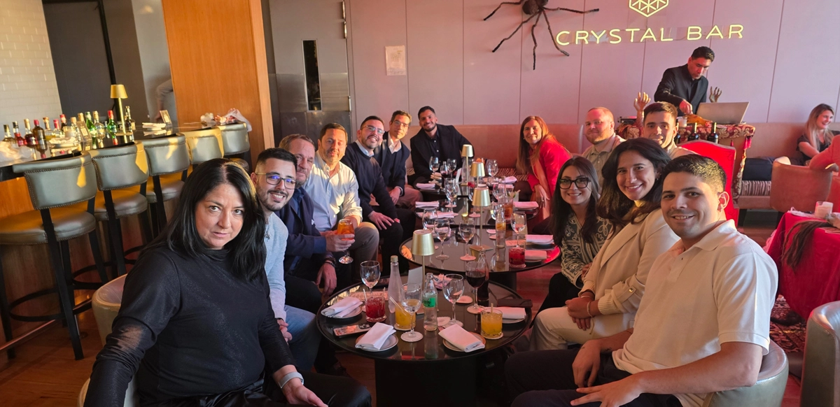 Equipo de LG ID junto a su canal de venta Newtech.