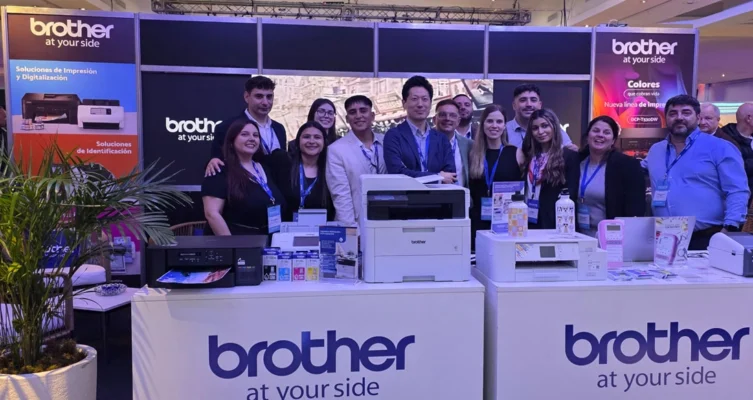 Shingo Honda, Presidente de Brother para Argentina, Uruguay y Paraguay (al centro) con el equipo de Brother Argentina.