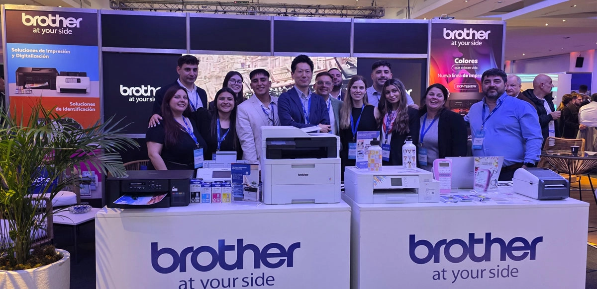 Shingo Honda, Presidente de Brother para Argentina, Uruguay y Paraguay (al centro) con el equipo de Brother Argentina.